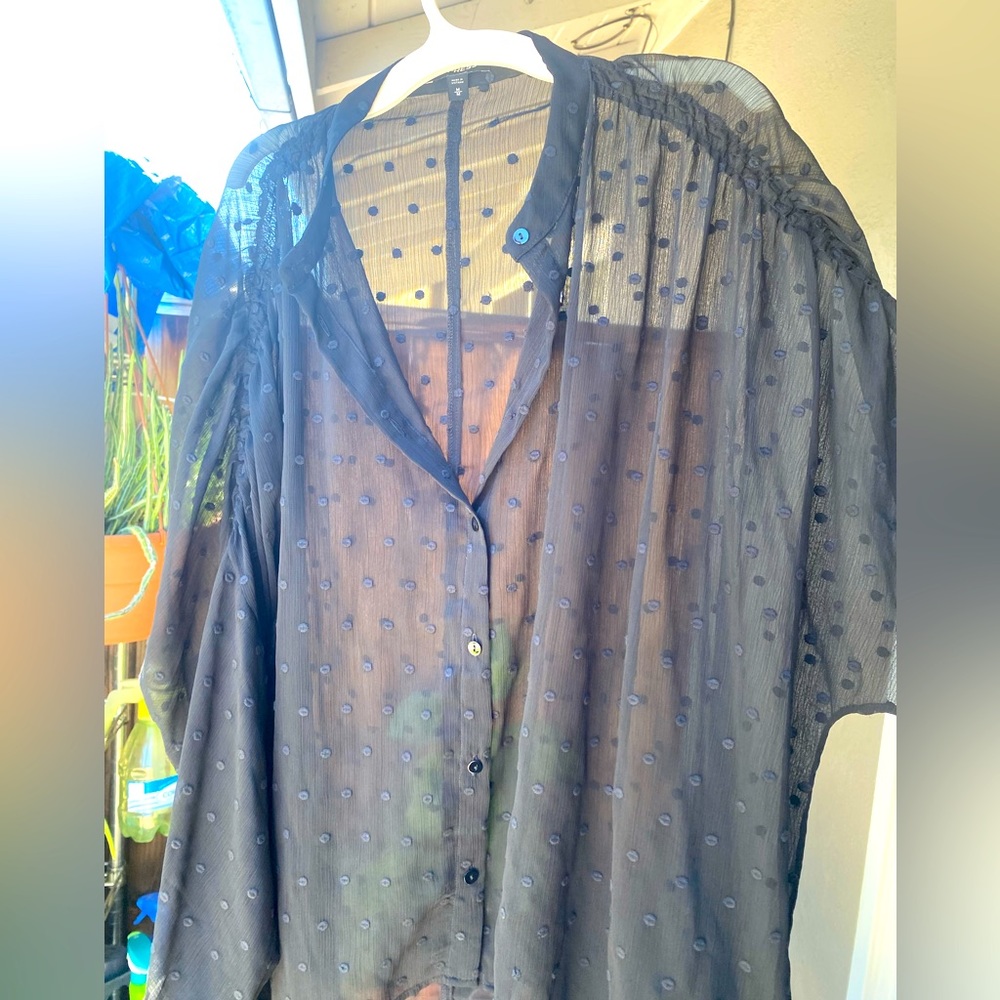 EXPRESS Sheet Hi Low Detailed Blouse; Size M